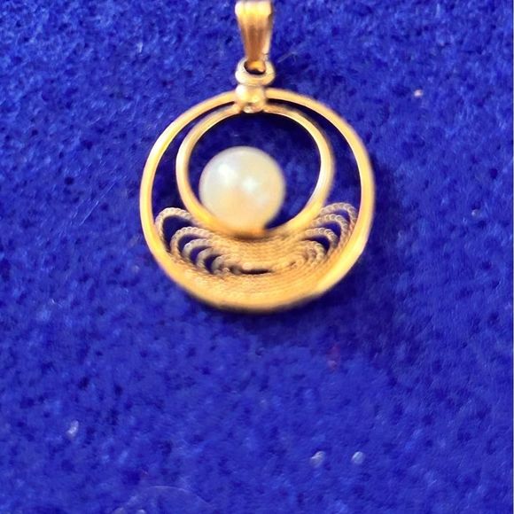 🎉HP🎉 Vintage Gold Filled Round Filligree Pendant with Pearl - Picture 4 of 7